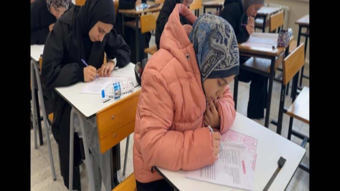 Hedef YKS Kapsamında yapılan deneme sınavları devam ediyor.
